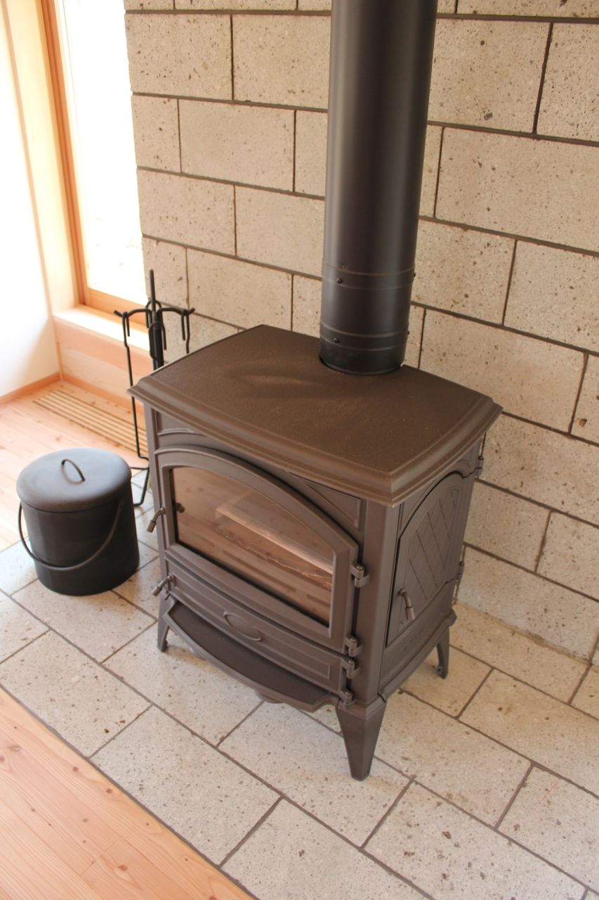 大谷石の薪ストーブ遮熱壁 北村建築設計事務所